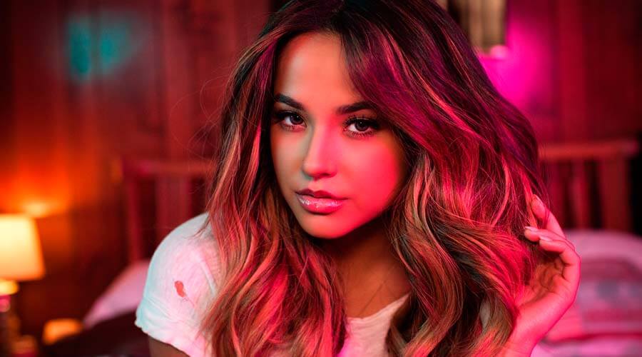Becky G deja de ser una niña en "Mayores", su protesta en contra del machismo