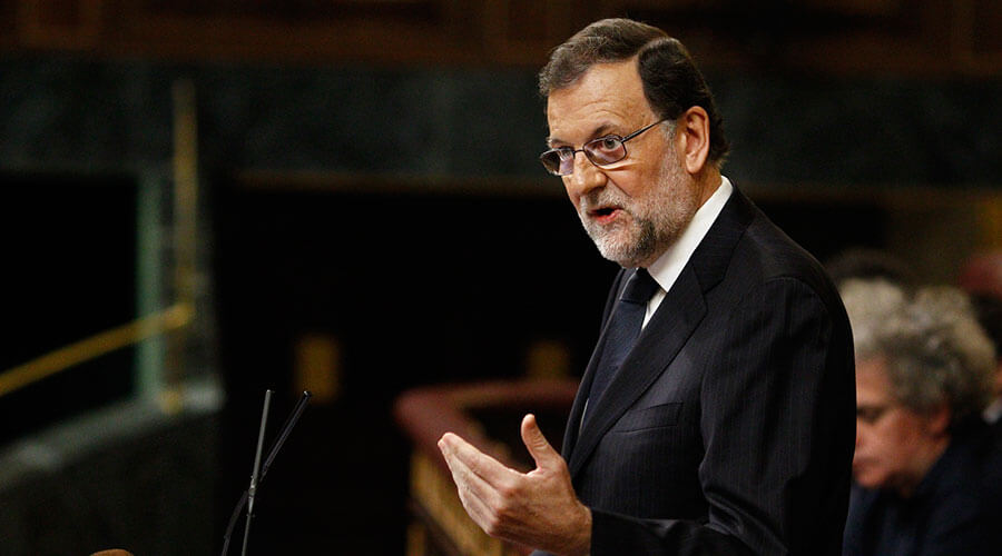 Rajoy activa el 155 con apoyo del PSOE y accede a reformar la Constitución