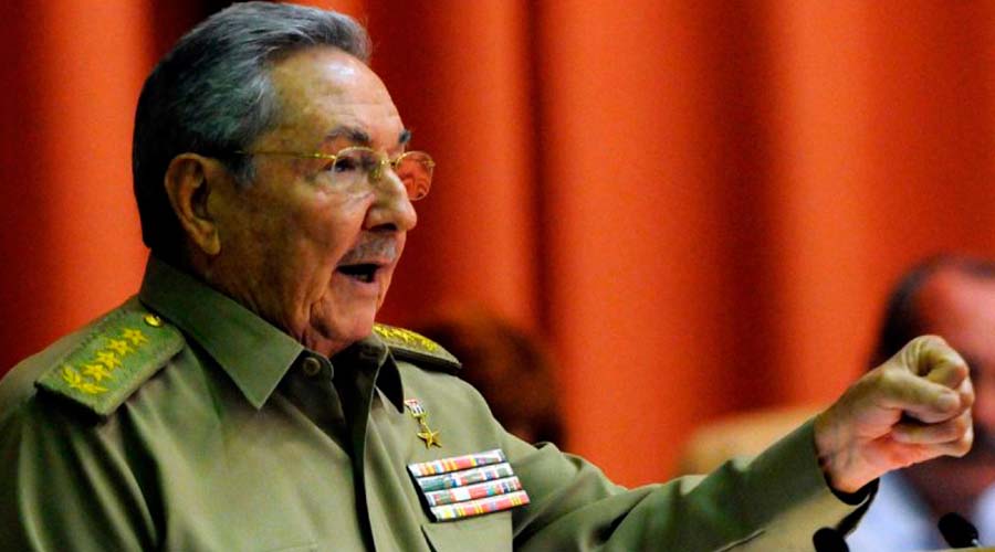 La dictadura de Corea del Norte ha recibido miles de millones de dólares en ayuda humanitaria entre 2007 y 2016, entre ellos el régimen cubano cuya ayuda ha alcanzado el monto de 155.241 dólares, según reseña el diario español El Confidencial. Los grandes donantes en esta década han sido Central Emergency Response Fund (104.753.004 dólares) y Corea del Sur (83.830.117), así como países del primer mundo como Suiza (62.601.543), Suecia (54.644.083), Noruega (27.045.846), Canadá (26.946.176), Comisión Europea (26.545.202), Alemania (24.254.521), Australia (23.510.490), entre otros. En el caso de EEUU y China las donaciones a Pyongyang han ascendido a 4.100.006 y 4.000.000 dólares, respectivamente. Sin embargo, a pesar de tratarse de ayuda humanitaria, "algunos observadores se han mostrado extremadamente críticos con el envío de ayuda humanitaria a Corea del Norte al tiempo que el país prosigue con su programa armamentístico y nuclear y sus prácticas cuestionables", precisa El Confidencial. De acuerdo con un informe de la Fundación Heritage de 2010 citado por el diario español, "hay indicios de que el régimen norcoreano ha desviado en ocasiones alimentos recibidos por los donantes internacionales hacia las fuerzas armadas, en línea con su doctrina 'Songun' ('el ejército primero'), uno de sus pilares ideológicos". Según especialistas, la espectacular deserción este noviembre de un soldado norcoreano por la frontera del Sur daría la alerta sobre la situación alimentaria del país, sobre todo, tras los resultados médicos de este soldado que revelaron que su estómago contenía parásitos de gran tamaño y que tenía una alimentación deficiente. "Además, el Gobierno norcoreano sabe que la ayuda va a llegar, así que cuentan con ello y hasta pueden permitirse desviar una porción para el mercado negro. No tiene ningún incentivo para cambiar. Por último, las agencias internacionales no quieren generar críticas políticas porque perderían el acceso al país y no podrían ayudar a nadie", afirmó Gianluca Spezza, investigador asociado en el Instituto Internacional de Estudios Coreanos en la Universidad de Lancashire Central y analista de asuntos norcoreanos. "Crean una crisis y aceptan dar marcha atrás a cambio de recibir un abanico de diferentes tipos de asistencia", opinó Elliot Tepper, investigador del Centro de Estudios de Seguridad, Inteligencia y Defensa de la Universidad Carleton de Canadá. Corea del Norte ha estado recibiendo ayuda humanitaria de manera continua durante 22 años. De acuerdo con la ONU, 18 de sus 25 millones de habitantes viven de ella, es decir, tres de cada cuatro personas. A mediados de octubre, Ri Jong Ho, un oficial norcoreano de cierto nivel que desertó en 2014, dijo en un acto en Nueva York: "No sé si Corea del Norte sobrevivirá un año con las sanciones. Mucha gente morirá. No hay suficiente comida. Y las sanciones han bloqueado completamente el comercio". En la década del 90 una hambruna sacudió a Corea del Norte y al menos más de medio millón de norcoreanos murieron. "Se haga lo que se haga, norcoreanos inocentes sufrirán. En todos los casos habrá víctimas entre la población. Quienquiera que crea que hay una solución indolora al problema norcoreano, está equivocado", concluyó Spezza. FUENTE: DIARIO DE CUBA