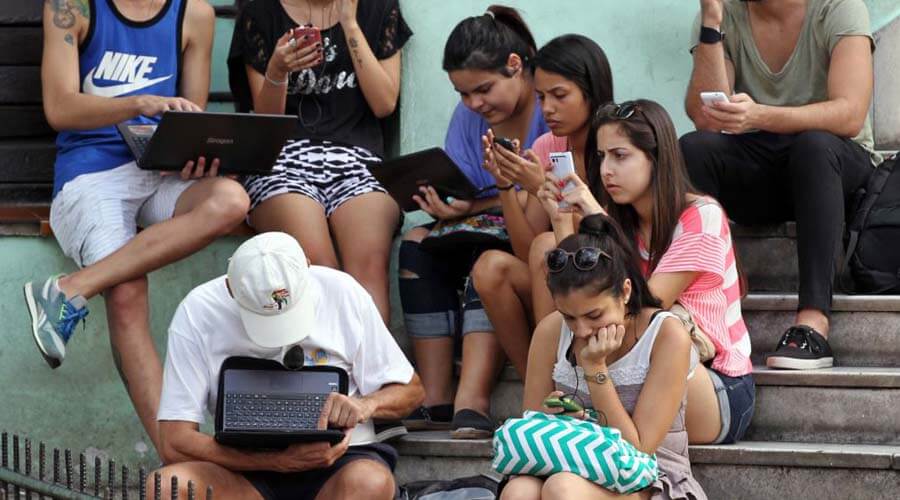 El monopolio ETECSA registró en noviembre 672 quejas por estafas en las zonas WiFi