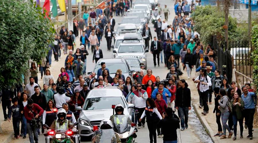 Nicanor Parra es despedido con poemas y canciones en su pueblo, junto al mar
