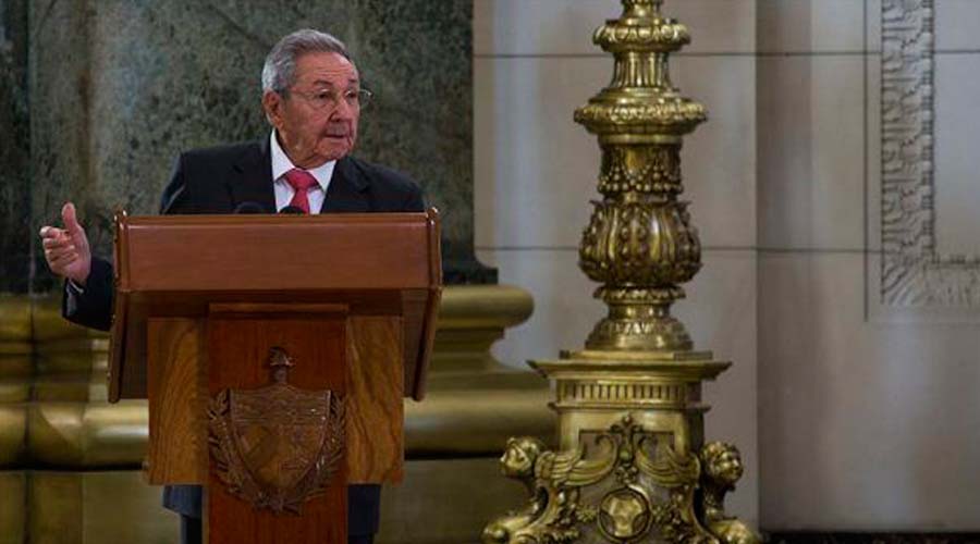 Raúl Castro condecora como "Héroes del Trabajo" a tres históricos de la Revolución