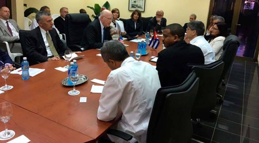 Raúl Castro recibe a congresistas de EEUU que visitan Cuba para indagar sobre ataques