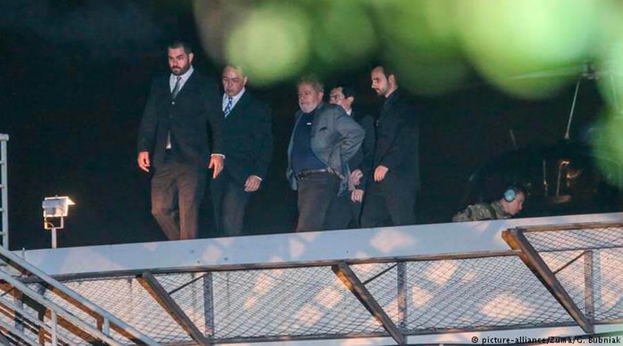 Lula da Silva es trasladado en helicóptero para entrar a prisión en Curitiba