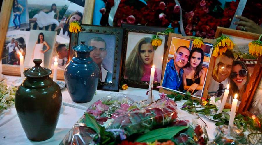 En ese recuento no se incluye a las dos mujeres que sobrevivieron al accidente y murieron en los días posteriores en el hospital Calixto García, de la capital, donde aún permanece internada una tercera mujer, convertida en la única superviviente del siniestro. La muerte de dos de las tres sobrevivientes eleva a 112 el número total de víctimas del desastre aéreo. Del total de cuerpos reconocidos, 64 son cubanos, y diez corresponden a extranjeros que viajaban en la aeronave: dos argentinos, dos saharauis (uno de ellos con pasaporte español) y seis mexicanos, entre los que se encuentran cinco de los seis integrantes de la tripulación. De los tripulantes solo resta por identificar la azafata María Daniela Ríos Rodríguez, para lo cual se pidió a México información dental, según dijo el forense Jorge González, citado por la web oficial Cubadebate. El especialista, conocido por su participación en las labores de reconocimiento de los restos del Che Guevara en Bolivia, señaló que el trabajo de los peritos ha sido "intenso" debido a que las víctimas presentaban múltiples traumatismos y muchas de ellas estaban calcinadas. Consideró que en ese estado resulta "casi imposible" obtener información para la identificación de los cuerpos, pero resaltó que a pesar de ello en cinco días el equipo de Medicina Legal ha logrado reconocer al 68 por ciento del total de 112 víctimas mortales del accidente. Además, destacó la notable colaboración de las instituciones y los familiares, quienes, aún en medio del dolor por la pérdida de sus seres queridos, han hecho todo lo posible por ayudar en la identificación de las víctimas. La catástrofe aérea ocurrió el pasado 18 de mayo, cuando el Boeing 737-200 que operaba el vuelo DMJ-972 con destino a Holguín (700 kilómetros al este de La Habana) se precipitó a tierra minutos después de su despegue del Aeropuerto Internacional José Martí por causas que aún se investigan. El avión pertenecía a la aerolínea mexicana Global Air y Cubana lo operaba en régimen de alquiler. Del total de fallecidos, 101 eran cubanos –cinco de ellos niños– y once, extranjeros. La única superviviente, Maylén Díaz, cubana de 19 años, se encuentra en estado crítico en el hospital Calixto García de La Habana. FUENTE: EFE