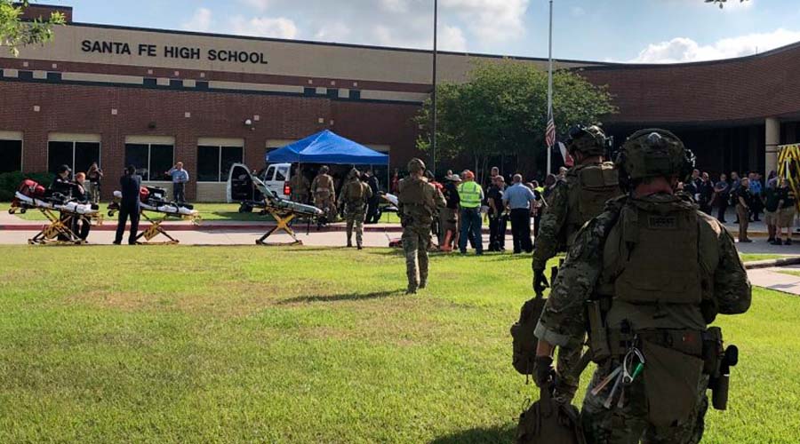 Se reportan al menos 10 muertos tras tiroteo en una escuela de Texas