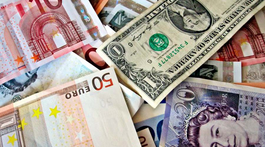 El dólar baja ante el euro y otras divisas