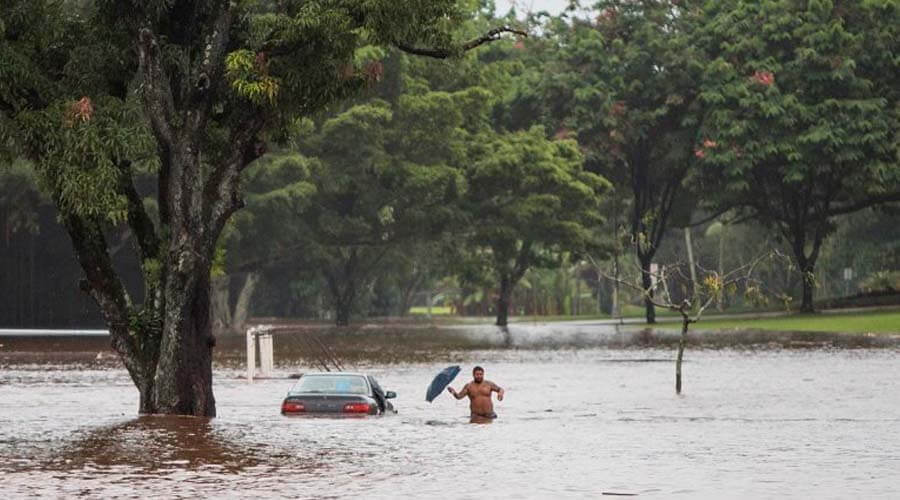 Se mantiene la alerta en Hawái ante llegada del huracán Lane que bajó a categoría 3