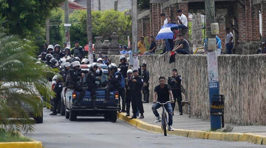 Denuncian ataque de policías y parapolicías contra manifestación en Nicaragua