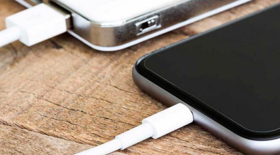 Francia prohíbe el uso de celulares en las escuelas