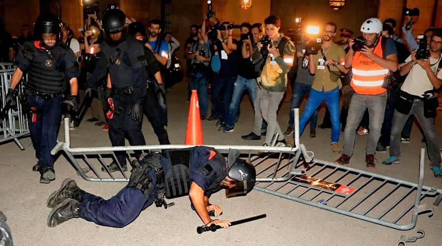 Los CDR llevan la tensión al Parlament y al centro de Barcelona