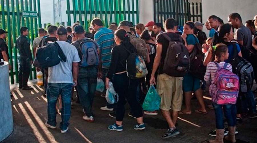 Miles de migrantes cubanos y venezolanos varados en México