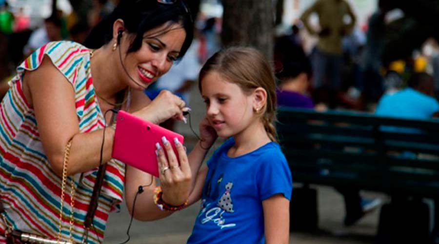 La emigración y las misiones consolidan un 'tipo de familia' en Cuba