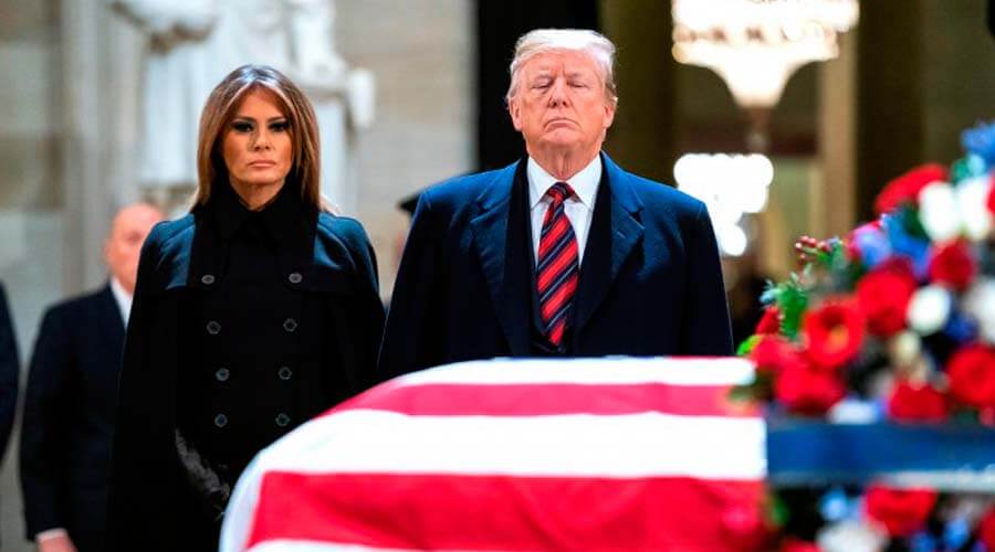 Los Trump visitan por sorpresa la capilla ardiente de Bush