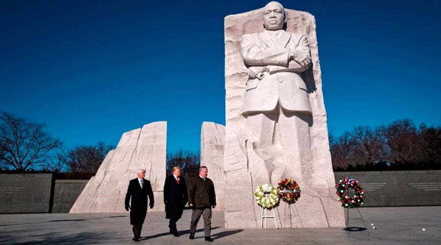 Donald Trump visita por sorpresa el monumento a Martin Luther King Jr.