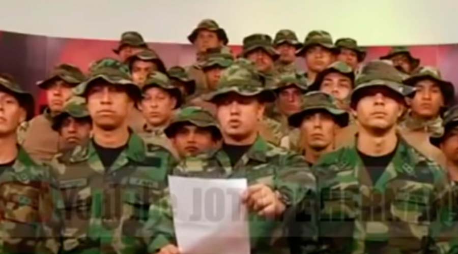 Militares venezolanos en Perú muestran su apoyo a Juan Guaidó