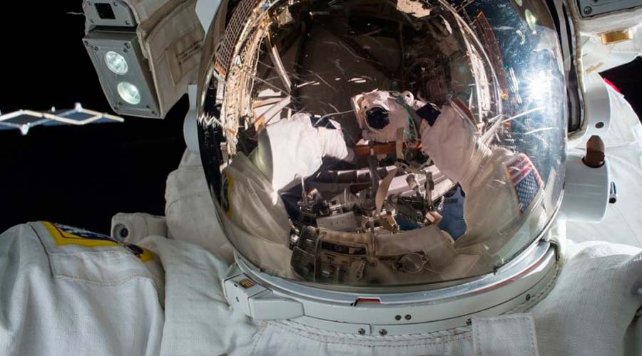 Astronautas de la EEI concluyen su caminata espacial para reemplazar baterías