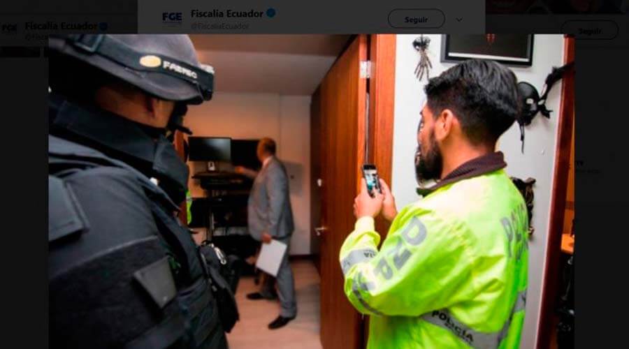 Hallan libros de hackeo en casa de sueco ligado a Wikileaks detenido en Quito