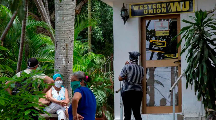 Cubanos reaccionan al cierre de las oficinas de la Western Union