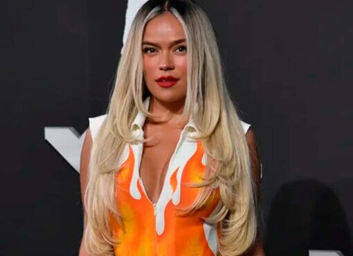 Karol G premiada por labor de su fundación a favor de la mujer