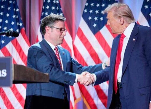 Donald Trump respalda la reelección del presidente de la Cámara de Representantes, Mike Johnson