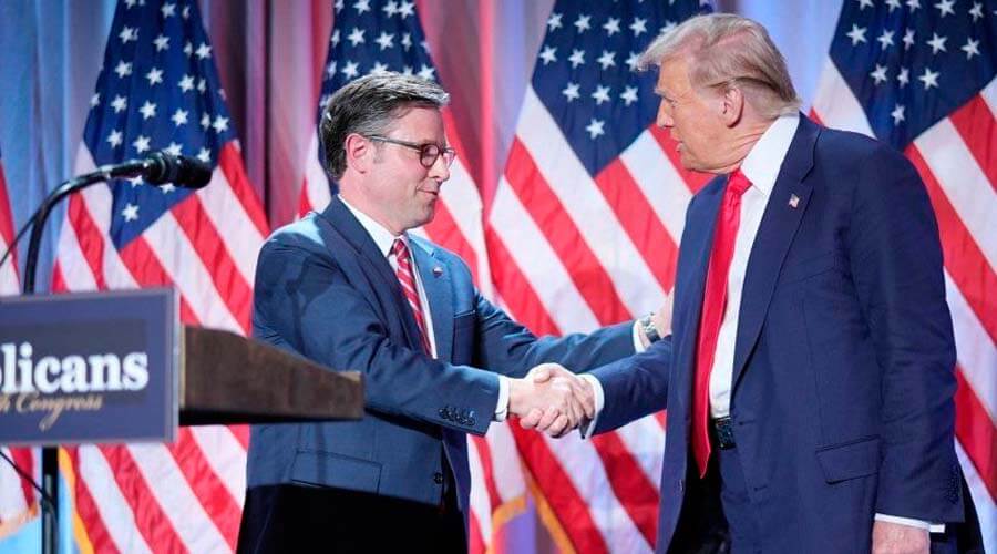 Donald Trump respalda la reelección del presidente de la Cámara de Representantes, Mike Johnson