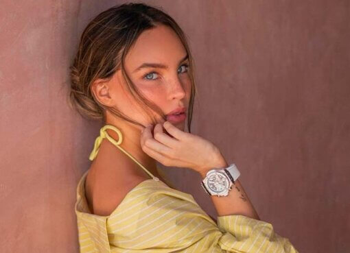 Belinda acapara las miradas mientras escala el muro más alto de México