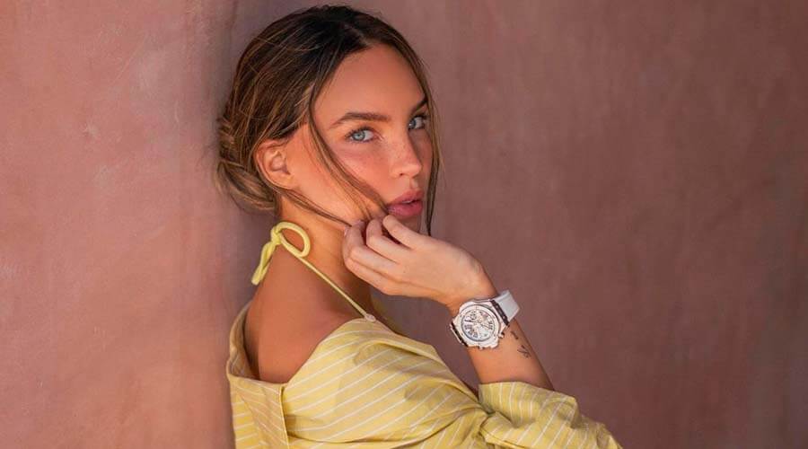 Belinda acapara las miradas mientras escala el muro más alto de México