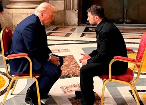 Donald Trump abandona el Vaticano tras asistir al funeral del papa, donde se reunió con Zelensky