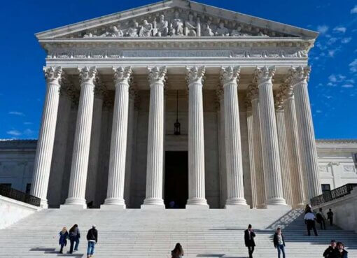 Corte Suprema permite a Donald Trump revocar "Parole" a más de 500.000 inmigrantes