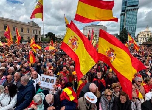 Miles de españoles piden la dimisión de Pedro Sánchez: "No aceptamos convertirnos en Venezuela"