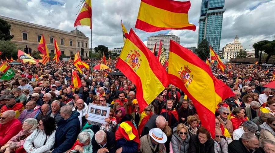 Miles de españoles piden la dimisión de Pedro Sánchez: "No aceptamos convertirnos en Venezuela"