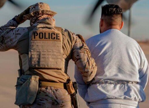 Jueza bloquea la "deportación acelerada" de migrantes sin primero comparecer ante un tribunal