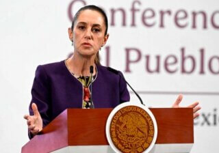 Sheinbaum presenta reforma comicial que reduce senadores, el gasto electoral y prohíbe la reelección