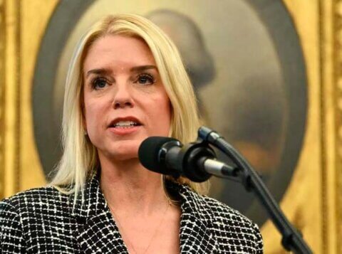 Presidente Donald Trump despide a la fiscal general Pam Bondi