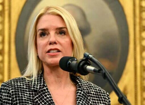 Presidente Donald Trump despide a la fiscal general Pam Bondi