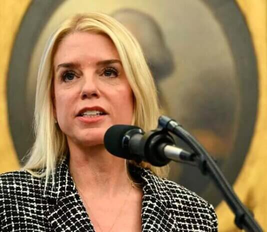Presidente Donald Trump despide a la fiscal general Pam Bondi