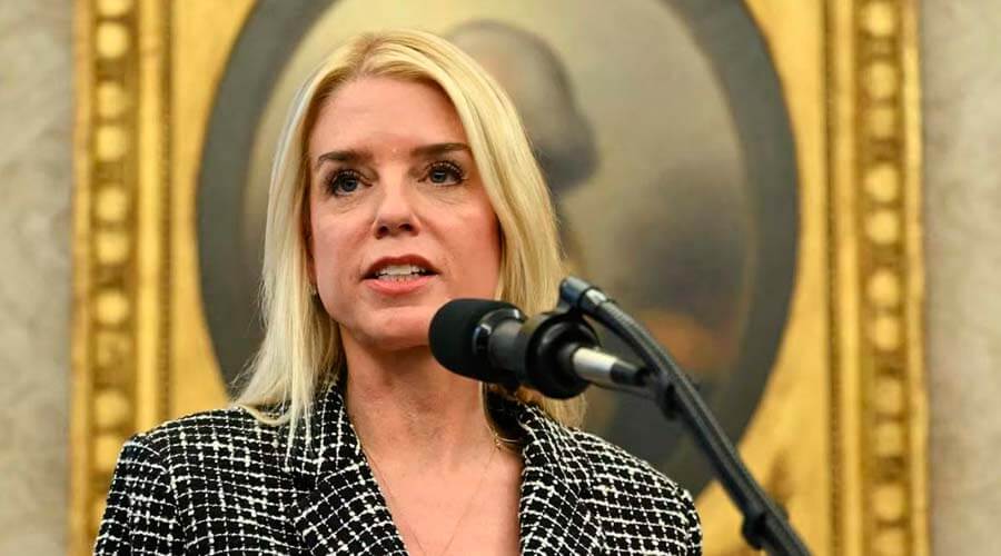 Presidente Donald Trump despide a la fiscal general Pam Bondi
