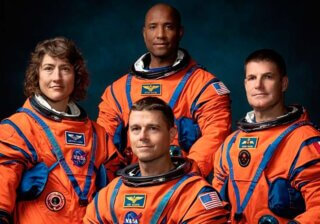 La NASA reporta que astronautas de Artemis II van "bien" mientras orbitan la Tierra