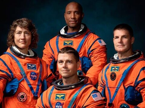 La NASA reporta que astronautas de Artemis II van "bien" mientras orbitan la Tierra