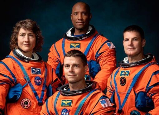 La NASA reporta que astronautas de Artemis II van "bien" mientras orbitan la Tierra