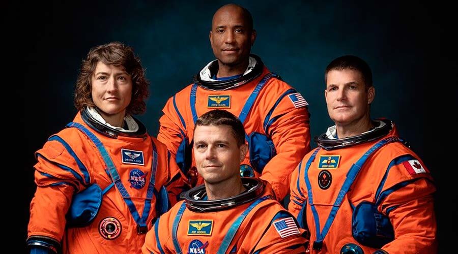 La NASA reporta que astronautas de Artemis II van "bien" mientras orbitan la Tierra